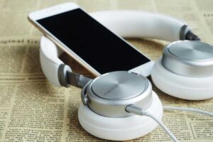 Cuidados-ao-usar-um-fone-bluetooth-com-o-celular-carregando-riscos-seguranca-e-dicas.jpg