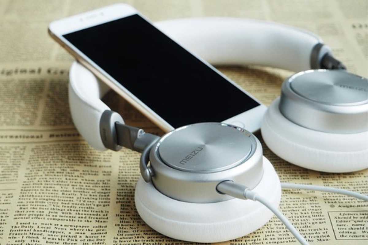 Cuidados-ao-usar-um-fone-bluetooth-com-o-celular-carregando-riscos-seguranca-e-dicas.jpg