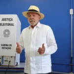 Lula vota em São Bernardo e diz que eleição coloca democracia e futuro do país em disputa